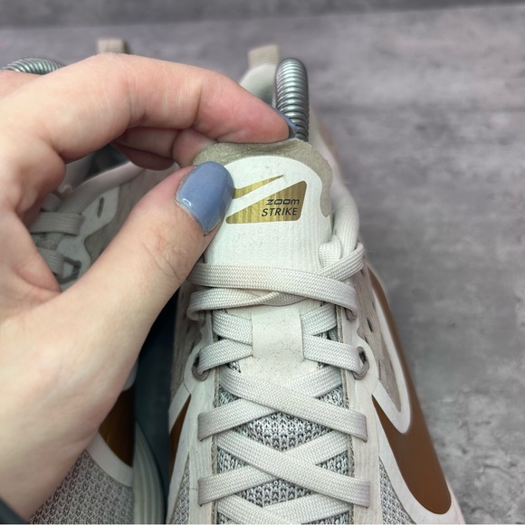 Nike Zoom Strike Sneakers A01913-200 Womens sz 8.5 - cream/gold - Picture 6 of 7